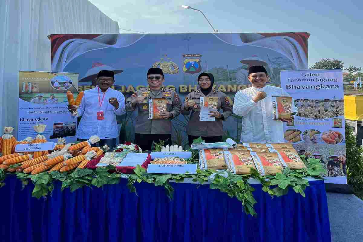 Polres Blitar bersama para kiai menunjukkan benih unggulan jagung Bhayangkara di ajang penanaman serentak pesantren se-Jawa Timur.