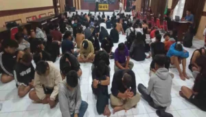 Puluhan orang yang diamankan polisi usai kericuhan di Blitar dikumpulkan di Mapolres untuk menjalani pemeriksaan.