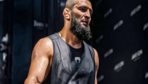 Sang Borz tengah mempersiapkan diri dengan latihan intens sebelum duel epik di oktagon.