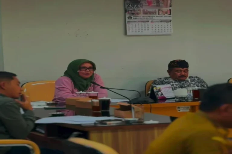 Suasana Rapat Banmus DPRD Kabupaten Blitar yang membahas penyesuaian agenda bulan Agustus 2025, dipimpin langsung oleh unsur pimpinan dewan.