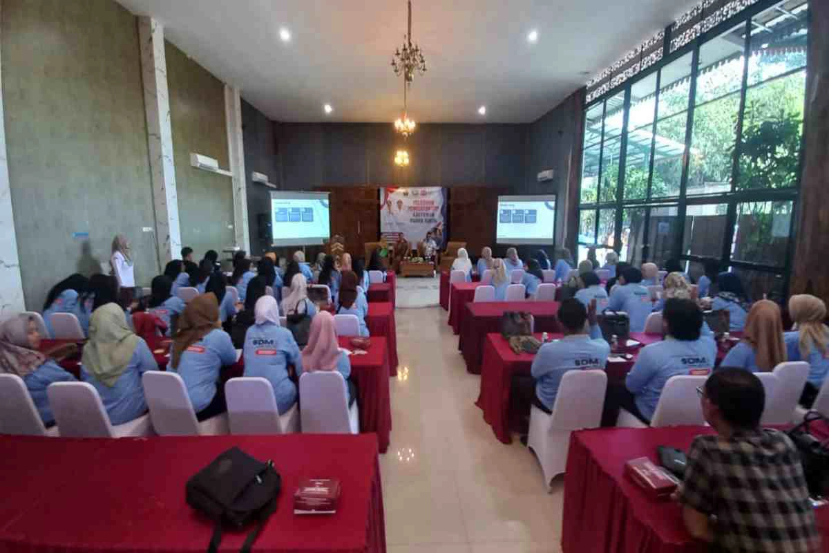 Suasana pelatihan penguatan SDM bagi karyawan pabrik rokok yang digelar Disperindag Kabupaten Blitar, Selasa (19/8/2025).