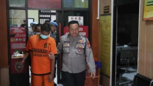 Gara-gara jaket silat, pelajar smp di blitar dikeroyok 9 pemuda 2 Tersangka pengeroyokan pelajar di blitar saat diamankan di mapolres blitar, didampingi petugas.