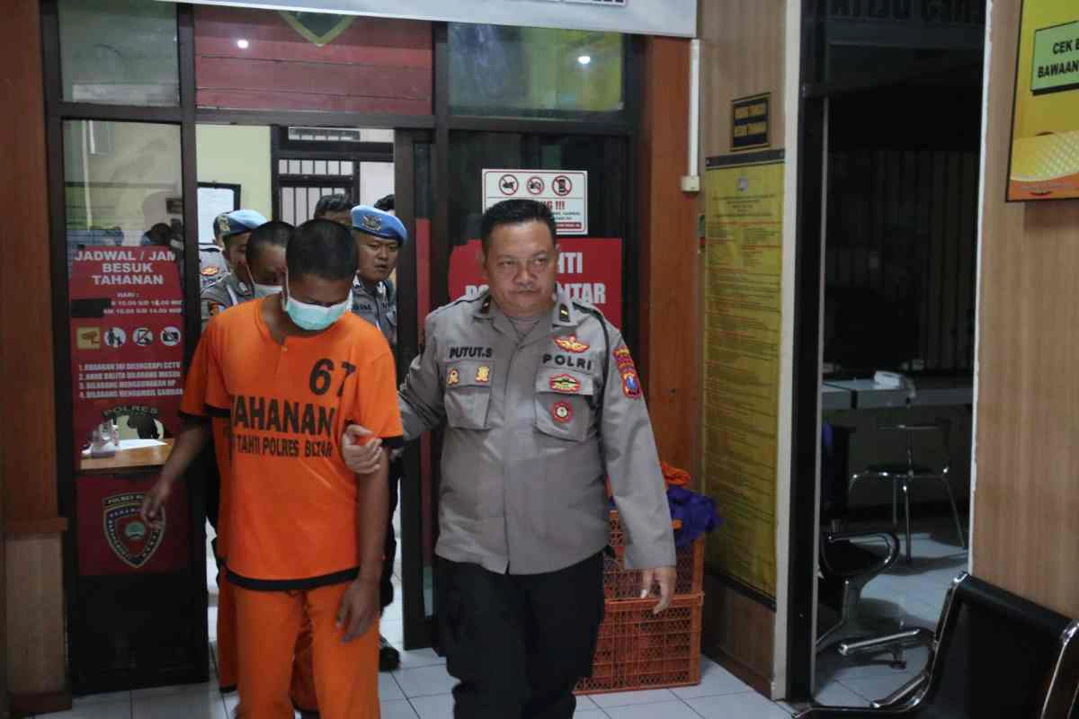 Tersangka pengeroyokan pelajar di Blitar saat diamankan di Mapolres Blitar, didampingi petugas.