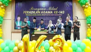 Wakil Ketua III DPRD Kabupaten Blitar, Hj. Susi Narulita Kumala Dewi, bersama pimpinan daerah menghadiri Tasyakuran Milad ke-143 Peradilan Agama di Kantor Bupati Blitar.