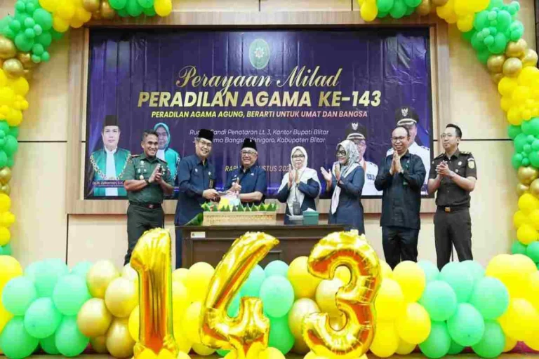 Wakil Ketua III DPRD Kabupaten Blitar, Hj. Susi Narulita Kumala Dewi, bersama pimpinan daerah menghadiri Tasyakuran Milad ke-143 Peradilan Agama di Kantor Bupati Blitar.