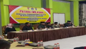Anggota DPRD Kabupaten Blitar bersama Forkopimda mengikuti patroli wilayah dan dialog keamanan di Kecamatan Nglegok, Rabu malam (3/9/2025).