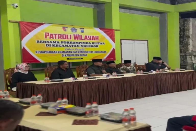 Anggota DPRD Kabupaten Blitar bersama Forkopimda mengikuti patroli wilayah dan dialog keamanan di Kecamatan Nglegok, Rabu malam (3/9/2025).