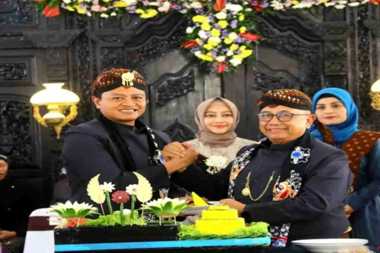Bupati Blitar Rijanto bersama Wakil Bupati Beky Herdihansah menghadiri Upacara Adat Jamasan Gong Kyai Pradah di Pendopo Kawedanan Lodoyo, Sabtu (6/9/2025).