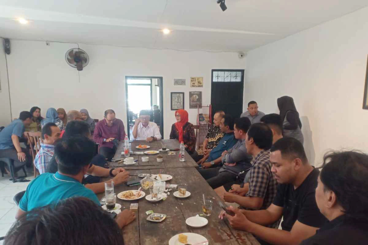 Bupati Rijanto melakukan rakor bersama lintas sektoral usai meninjau kantor DPRD Kabupaten Blitar yang dirusak massa.