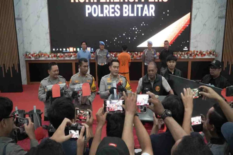 Kapolres Blitar AKBP Arif Fazlurrahman didampingi jajaran menunjukkan barang bukti hasil sitaan saat konferensi pers pengungkapan kasus kerusuhan Gedung DPRD Blitar, Selasa (2/9/2025).