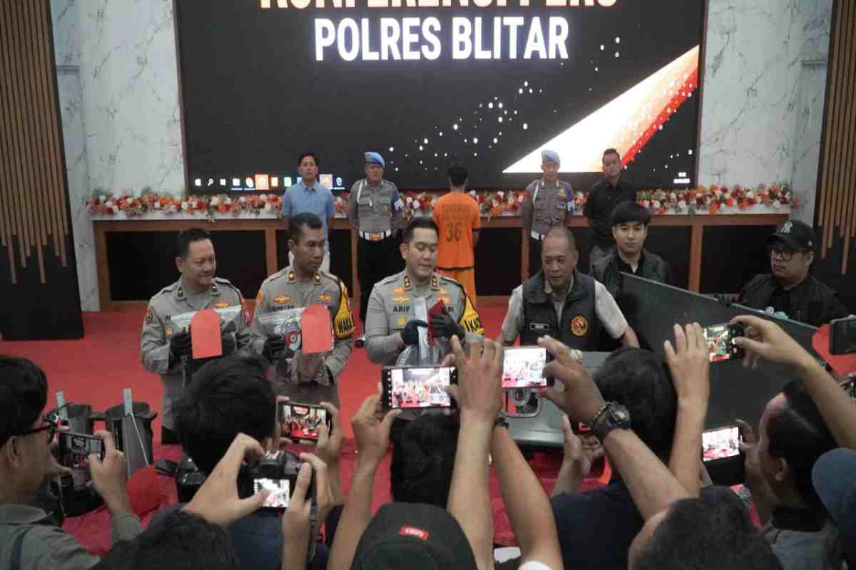 Kapolres Blitar AKBP Arif Fazlurrahman didampingi jajaran menunjukkan barang bukti hasil sitaan saat konferensi pers pengungkapan kasus kerusuhan Gedung DPRD Blitar, Selasa (2/9/2025).