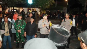Kapolres Blitar bersama jajaran Forkopimda berinteraksi dengan warga dalam upaya menjaga situasi tetap aman dan kondusif.