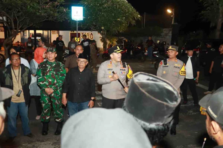 Kapolres Blitar bersama jajaran Forkopimda berinteraksi dengan warga dalam upaya menjaga situasi tetap aman dan kondusif.