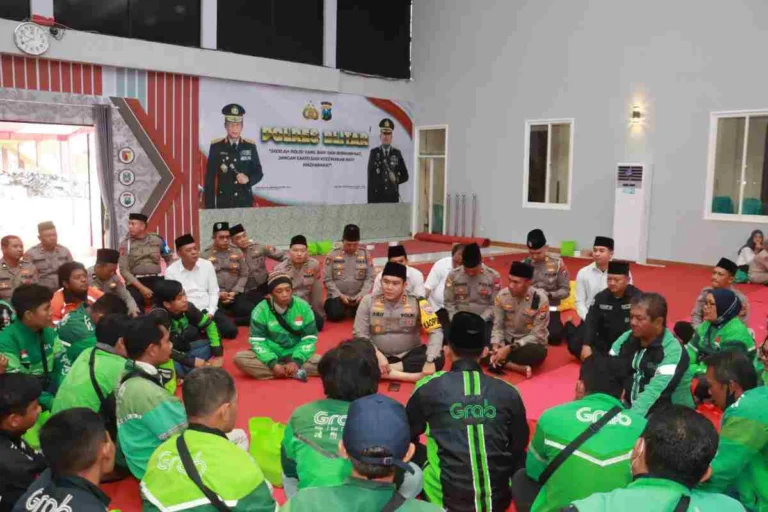 Kapolres Blitar bersama jajaran dan komunitas ojek online mengikuti doa bersama dalam rangka peringatan Maulid Nabi Muhammad SAW di Mapolres Blitar, Senin (8/9/2025).