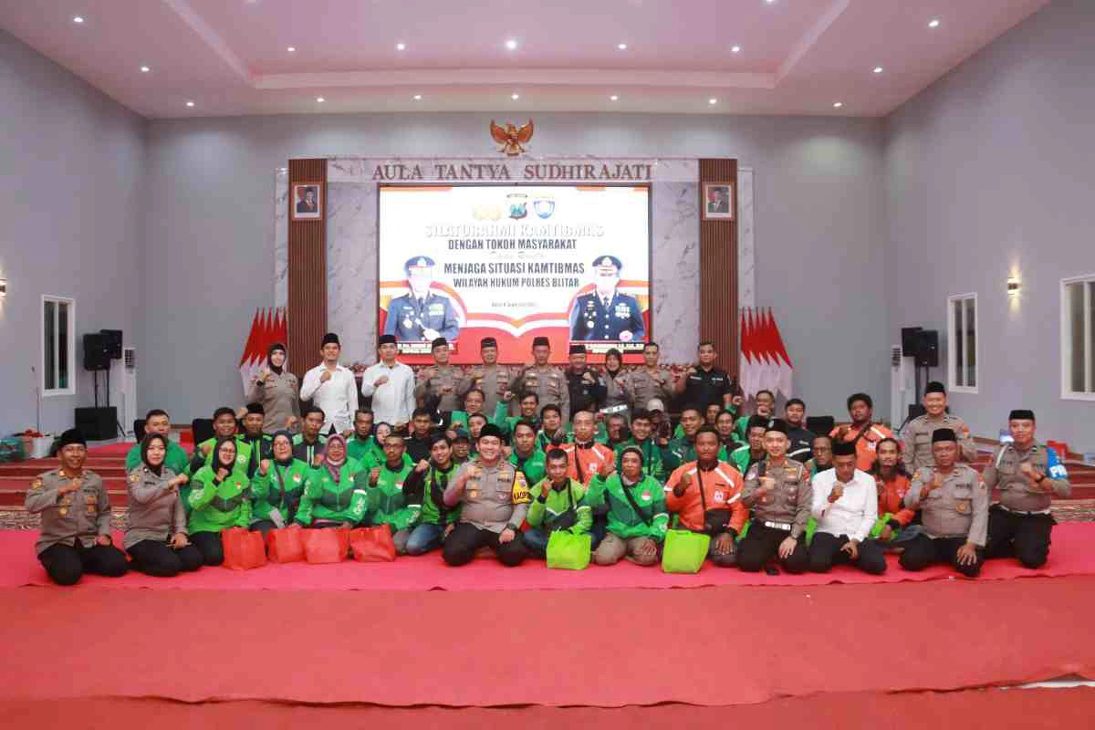 Kapolres Blitar bersama komunitas ojek online dalam sesi foto bersama.