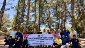 Karang Taruna Kabupaten Blitar bersama Dinas Sosial, Forkopimcam, dan perangkat desa saat melaksanakan aksi bersih-bersih sampah di Pantai Serang dalam rangka Bulan Bakti Karang Taruna ke-65, Jumat (26/9/2025).