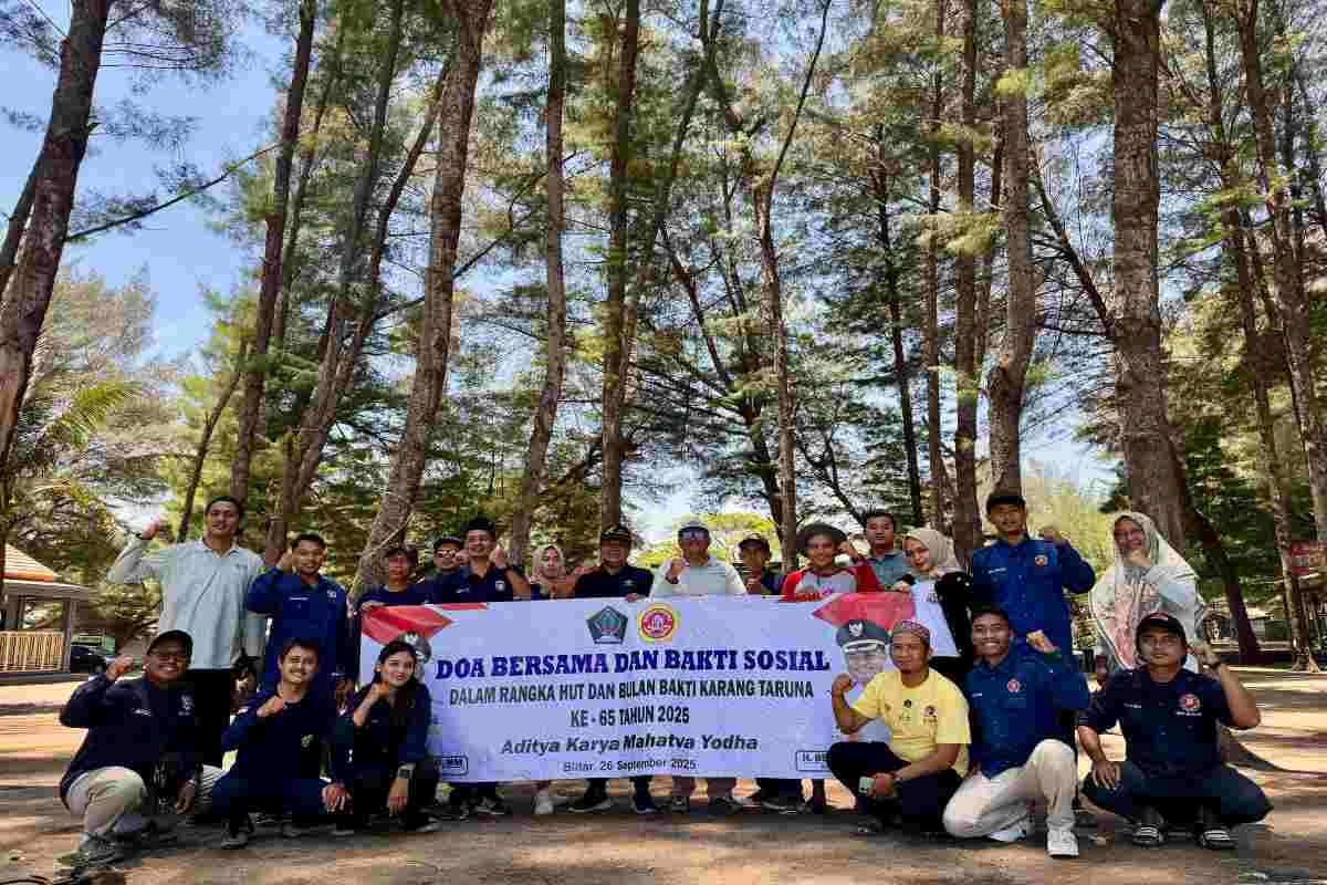 Karang Taruna Kabupaten Blitar bersama Dinas Sosial, Forkopimcam, dan perangkat desa saat melaksanakan aksi bersih-bersih sampah di Pantai Serang dalam rangka Bulan Bakti Karang Taruna ke-65, Jumat (26/9/2025).
