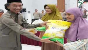 Ketua Komisi III DPRD Kabupaten Blitar, Sugianto, S.Sos, menyerahkan paket bahan pokok kepada warga dalam kegiatan Kick Off Gerakan Pangan Murah (GPM) Polri di Aula Tantya Sudhirajati Polres Blitar, Kamis (14/8/2025).