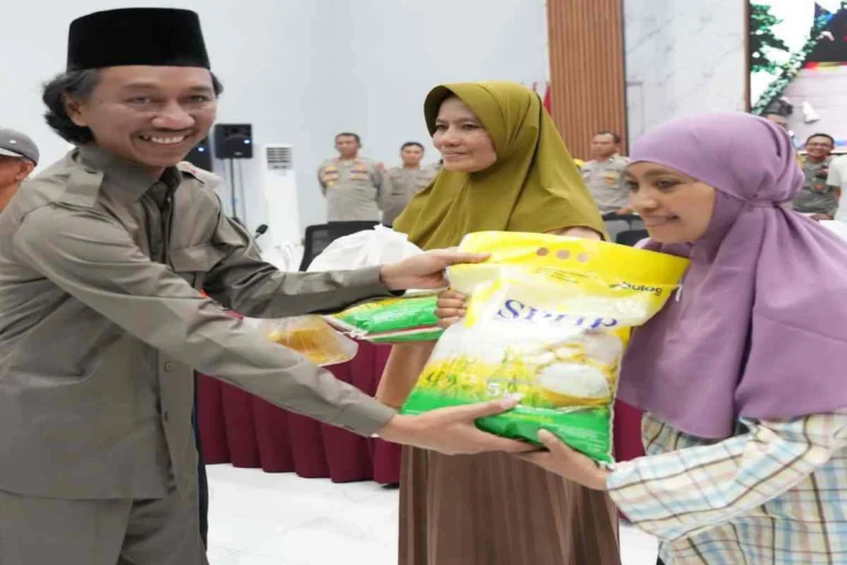 Ketua Komisi III DPRD Kabupaten Blitar, Sugianto, S.Sos, menyerahkan paket bahan pokok kepada warga dalam kegiatan Kick Off Gerakan Pangan Murah (GPM) Polri di Aula Tantya Sudhirajati Polres Blitar, Kamis (14/8/2025).