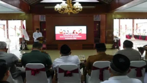 Ketua Komisi IV DPRD Kabupaten Blitar, Sugeng Suroso, menghadiri Upacara Pemberangkatan Kontingen PMI Kabupaten Blitar sekaligus Tasyakuran HUT ke-80 PMI di Pendopo Ronggo Hadi Negoro, Senin (15/09/2025).
