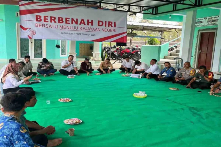 Komisi I DPRD Kabupaten Blitar bersama masyarakat dan pihak terkait mengikuti musyawarah penyelesaian legalitas HGU PT. Perkebunan Tjengkeh di Balai Desa Sidorejo, Kecamatan Doko, Rabu (17/9/2025).