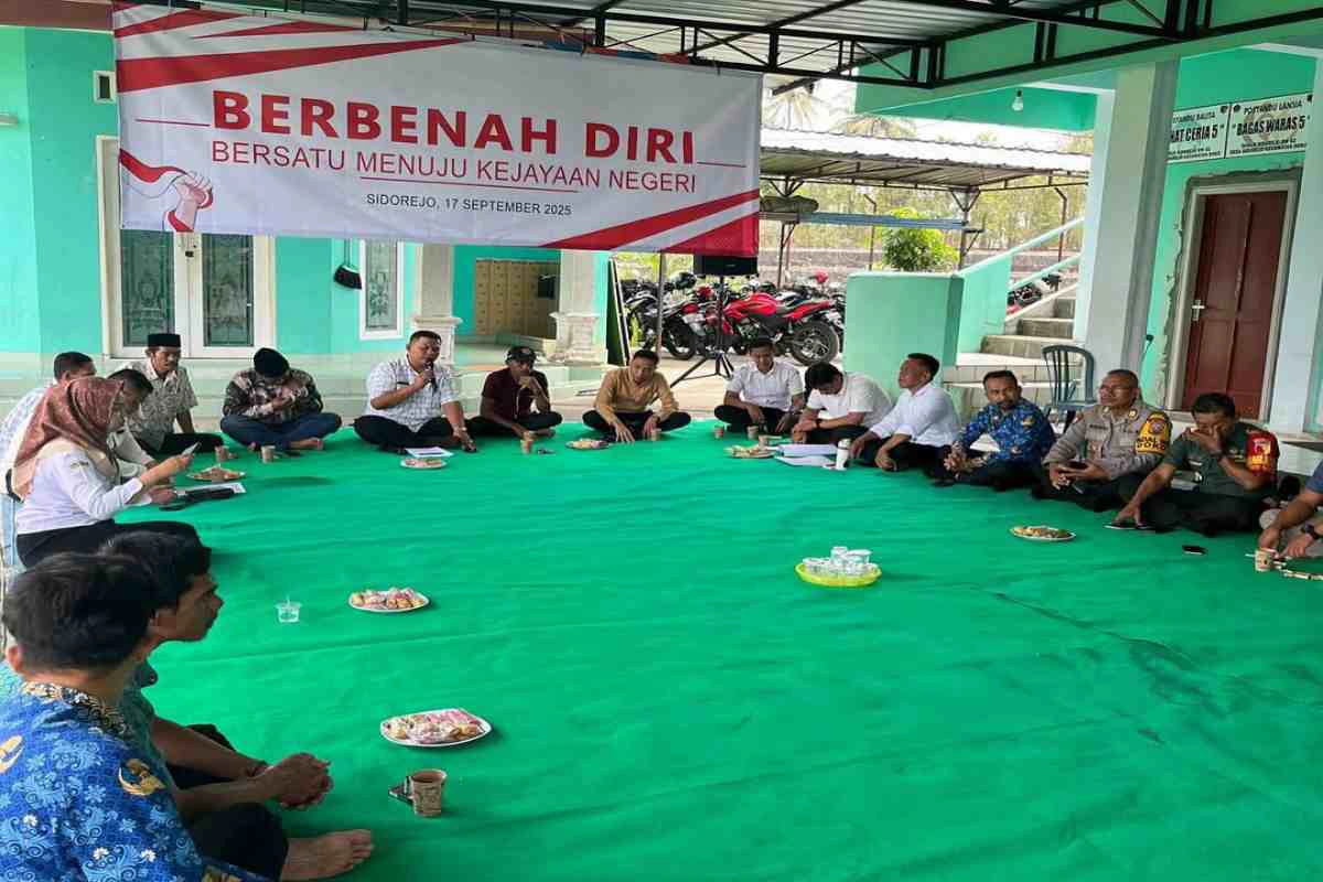 Komisi I DPRD Kabupaten Blitar bersama masyarakat dan pihak terkait mengikuti musyawarah penyelesaian legalitas HGU PT. Perkebunan Tjengkeh di Balai Desa Sidorejo, Kecamatan Doko, Rabu (17/9/2025).