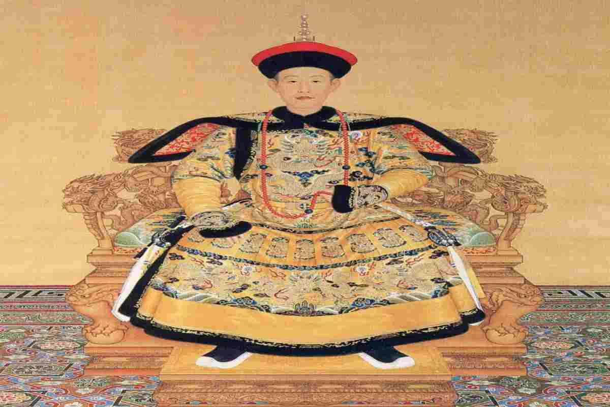 Lukisan Kaisar Qianlong saat muda dengan pakaian kebesaran kerajaan, menggambarkan awal masa pemerintahannya yang penuh kejayaan