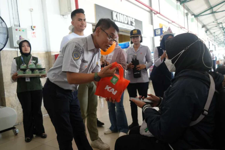 Manajemen KAI Daop 7 Madiun membagikan suvenir dan menyapa pelanggan secara langsung di Stasiun Madiun, sebagai bagian dari perayaan HUT ke-80 KAI bertema Semakin Melayani.