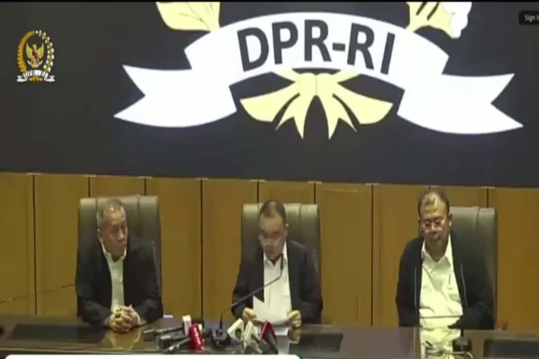 Tangkapan layar YouTube DPR RI – Konferensi Pers Pimpinan DPR RI bertajuk “DPR RI Menjawab Tuntutan 17+8”, Minggu (7/9/2025).