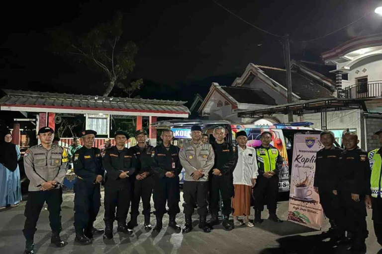 Polres Blitar hadirkan Program Kopling (Kopi Keliling) di Desa Popoh, Selopuro, untuk mempererat komunikasi dan sinergi dengan masyarakat.