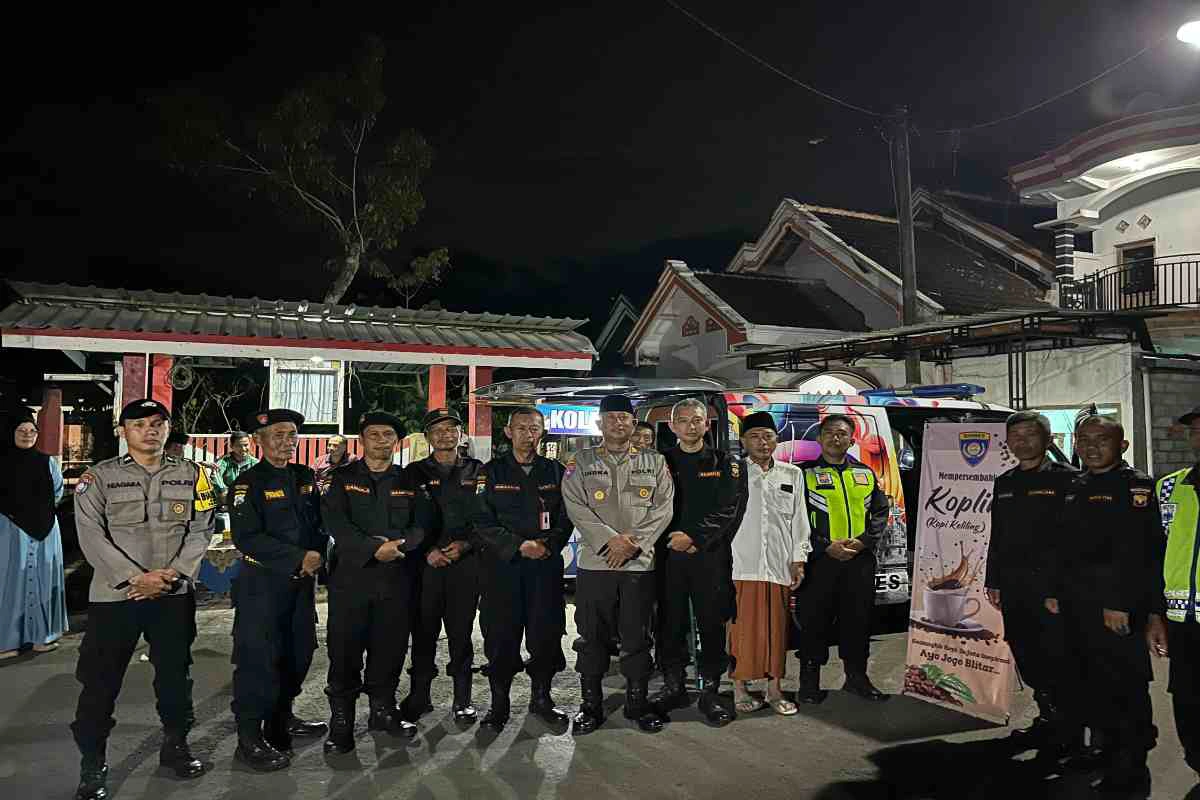 Polres Blitar hadirkan Program Kopling (Kopi Keliling) di Desa Popoh, Selopuro, untuk mempererat komunikasi dan sinergi dengan masyarakat.