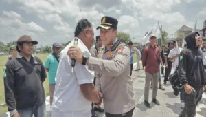 Polres Blitar sambut damai aksi unjuk rasa Hari Tani Nasional 2025. Aksi berjalan aman, tertib, dan kondusif dengan pengamanan humanis.