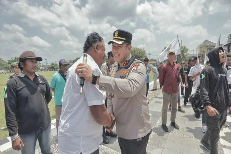 Polres Blitar sambut damai aksi unjuk rasa Hari Tani Nasional 2025. Aksi berjalan aman, tertib, dan kondusif dengan pengamanan humanis.
