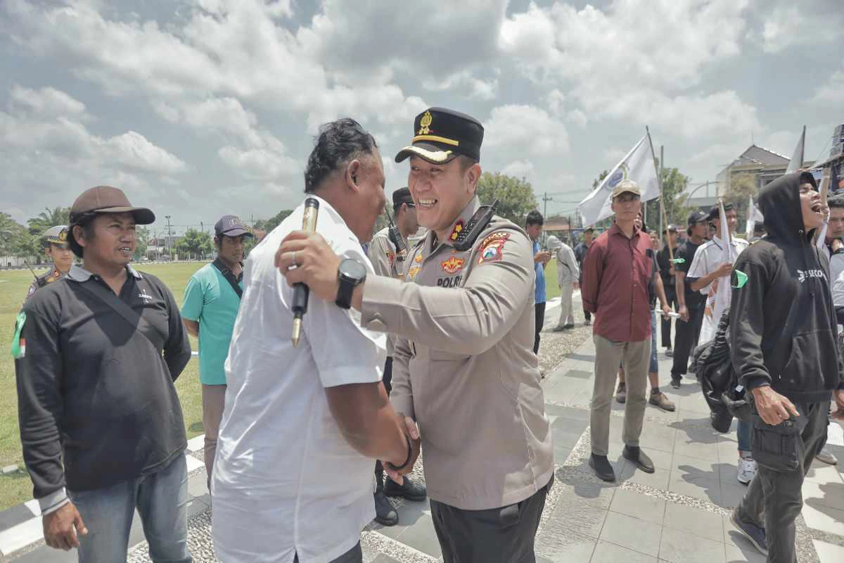 Polres Blitar sambut damai aksi unjuk rasa Hari Tani Nasional 2025. Aksi berjalan aman, tertib, dan kondusif dengan pengamanan humanis.