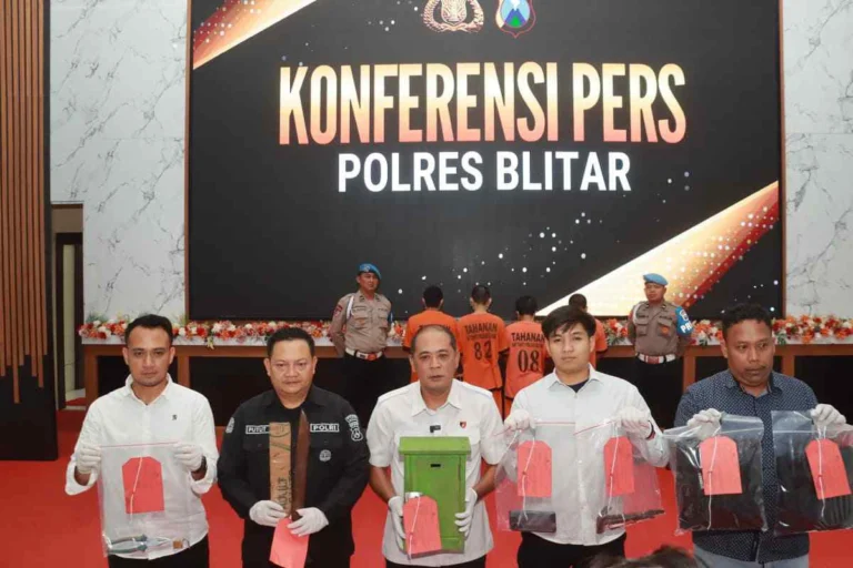 Polres Blitar ungkap tiga kasus pencurian, amankan empat tersangka beserta barang bukti.