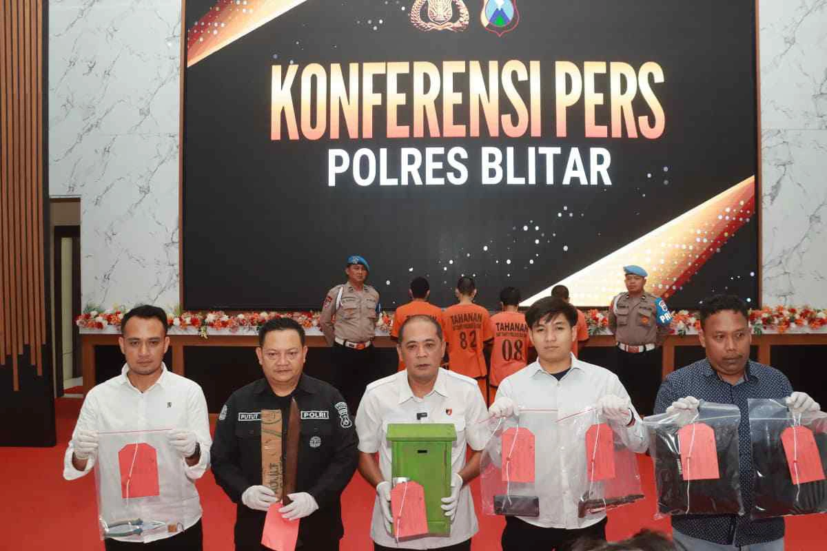 Polres Blitar ungkap tiga kasus pencurian, amankan empat tersangka beserta barang bukti.