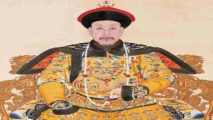 Potret Kaisar Qianlong dengan jubah kekaisaran kuning berhias naga, melambangkan kemegahan dan kekuasaan Dinasti Qing. Sumber: Palace Museum, Beijing (Public Domain, Wikimedia Commons)