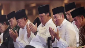 Presiden Prabowo Subianto bersama Wakil Presiden Gibran Rakabuming Raka memanjatkan doa saat peringatan Maulid Nabi Muhammad SAW di Masjid Istiqlal, Jakarta, Kamis (4/9/2025).