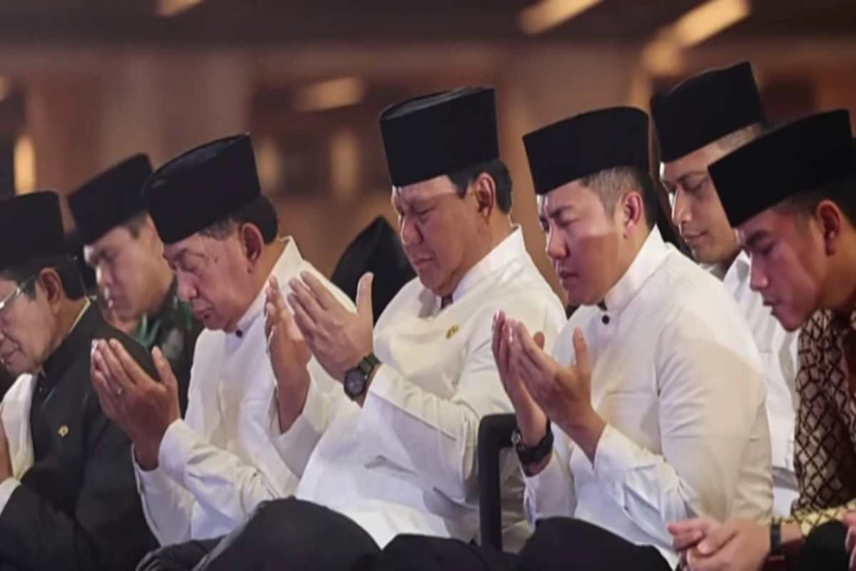 Presiden Prabowo Subianto bersama Wakil Presiden Gibran Rakabuming Raka memanjatkan doa saat peringatan Maulid Nabi Muhammad SAW di Masjid Istiqlal, Jakarta, Kamis (4/9/2025).