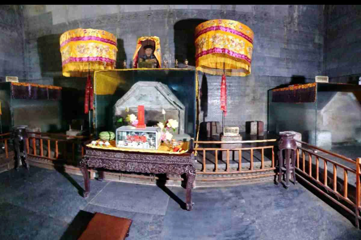 Ruang pemakaman Kaisar Qianlong di Yuling Mausoleum, Hebei, Tiongkok. Kompleks makam ini menjadi bagian dari Situs Warisan Dunia UNESCO