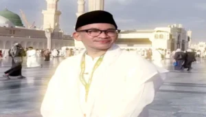 Ruben Onsu saat berada di pelataran Masjid Nabawi, Madinah, dalam perjalanan umrah perdananya setelah menjadi mualaf.