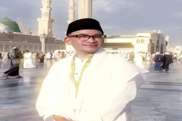 Ruben Onsu saat berada di pelataran Masjid Nabawi, Madinah, dalam perjalanan umrah perdananya setelah menjadi mualaf.
