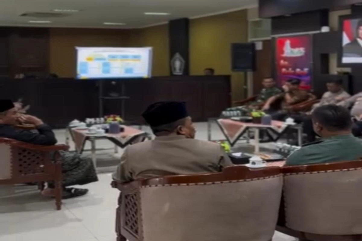 Suasana Rapat Asistensi dan Monitoring Evaluasi (Monev) Ditjen Polpum Kemendagri bersama jajaran Forkopimda dan DPRD Kabupaten Blitar di Kantor Pemkab Blitar, Kamis (11/9/2025).