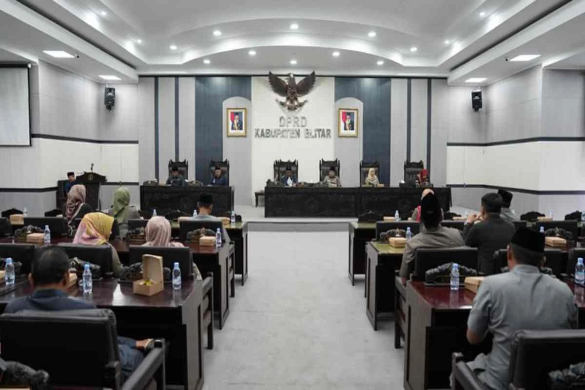 Suasana Rapat Paripurna DPRD Kabupaten Blitar saat pembahasan Raperda Perubahan APBD 2025 di Graha Paripurna DPRD Blitar, Rabu (10/09/2025).