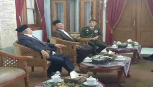 Suasana ramah tamah usai prosesi pengukuhan Paskibraka di Pendopo Ronggo Hadi Negoro, Blitar, Kamis (14/8/2025).