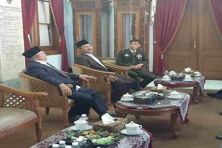 Suasana ramah tamah usai prosesi pengukuhan Paskibraka di Pendopo Ronggo Hadi Negoro, Blitar, Kamis (14/8/2025).