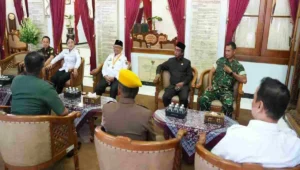 Suasana ramah tamah usai upacara HUT LVRI 2025 di Pendopo Ronggo Hadinegoro, jajaran pejabat daerah dan unsur TNI–Polri tampak berdiskusi santai bersama para veteran.