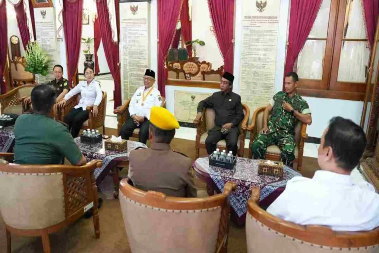Suasana ramah tamah usai upacara HUT LVRI 2025 di Pendopo Ronggo Hadinegoro, jajaran pejabat daerah dan unsur TNI–Polri tampak berdiskusi santai bersama para veteran.