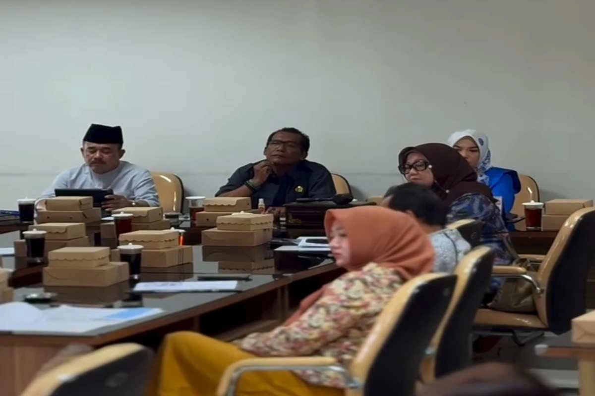 Suasana rapat kerja DPRD Kabupaten Blitar bersama pimpinan AKD dan Bamus membahas rencana kerja 2026.
