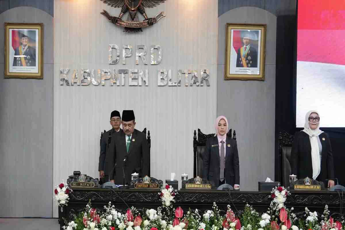 Wakil Ketua DPRD Kabupaten Blitar H. M. Rifa’i bersama pimpinan dewan saat memimpin Rapat Paripurna Istimewa peringatan HUT ke-80 Kemerdekaan RI.